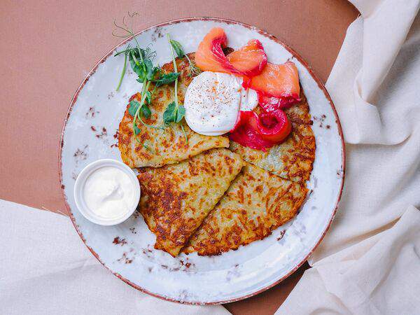 Underground - Драник с семгой свекольного посола и яйцом пашот