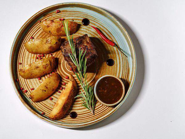 Ghetto - Говяжья вырезка с картофелем айдахо с соусом Jack Daniels