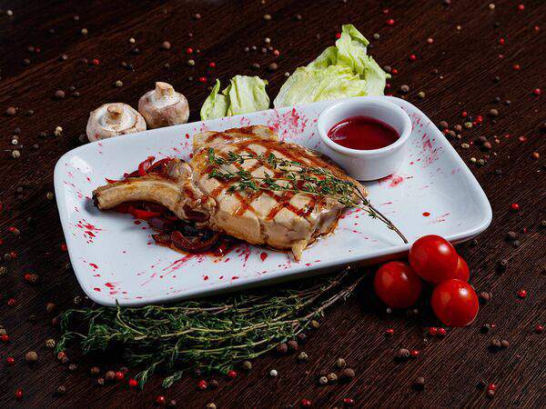 Rave Resort - Свинина на кости с перечным соусом