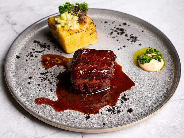 Red wall - Говяжья вырезка, картофельный гратен и черный трюфель
