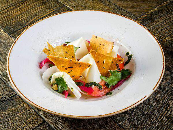 Braubauer - Салат с листами сулугуни и томатами