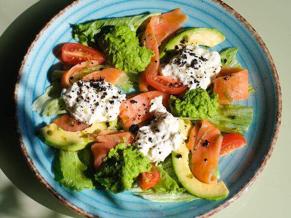 Гранат - Салат с семгой, страчателлой и песто из брокколи