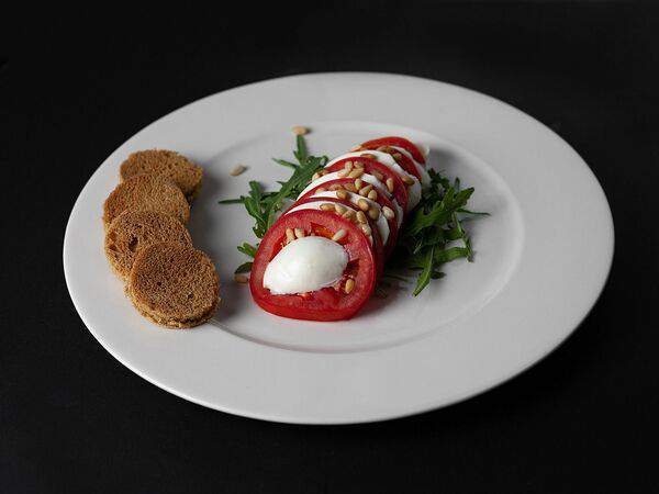 Four - Капрезе с томатами, сыром Моцарелла и соусом Песто