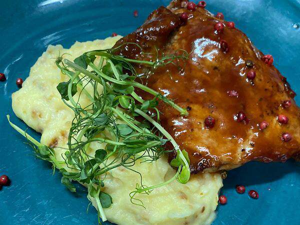 Акварель - Стейк из cвинoй шейки под соусом чипотле на картофельном пюре с хрустящим луком