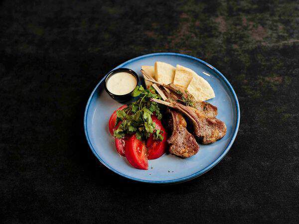 Bobrovsky bar - Каре ягненка с питой и томатами