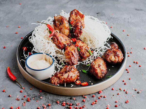 Молодость Kitchen & Bar - Куриные крылья Баффало с чипсами из Фунчозы