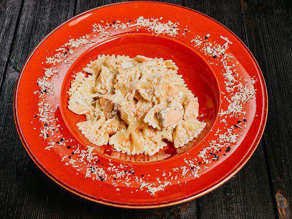 Best Hall - Фарфалле с лососем