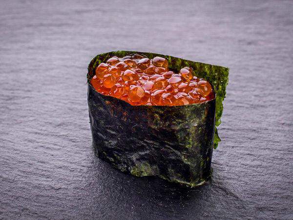 Цветение Сакуры - Суши гункан с красной икрой