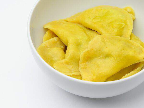 Пельмени и вареники - Желтые вареники с куркумой, адыгейским сыром и зеленью