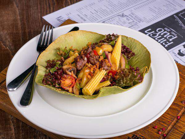 Red finch pub - Салат с говядиной в медово-горчичном соусе