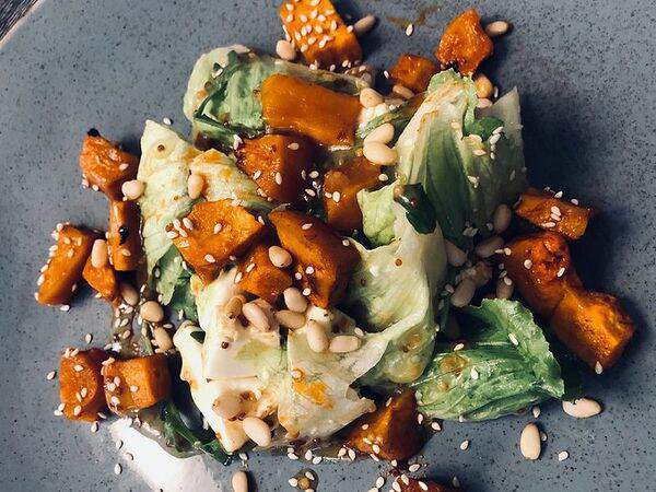 Вершина - Салат с запеченной тыквой, шпинатом и сыром