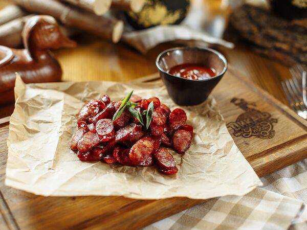 Дикая утка - Острые колбаски с соусом аджика