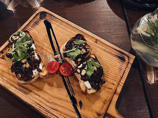 Цех этого города - Брускетта с грибами и карамелизованым красным луком