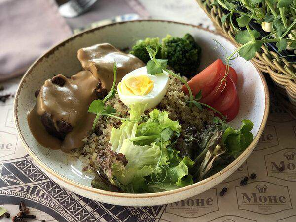 Моне - Боул с томлёными телячьими щёчками