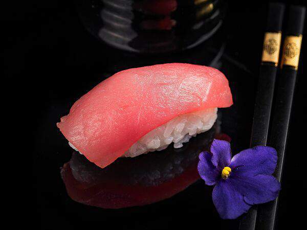 Loona Food - Нигири с тунцом