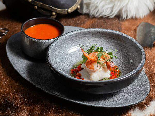 Викинги - Томатный суп с треской, тигровыми креветками и зеленым маслом