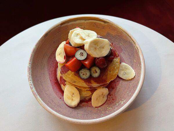 Гурмерия De Paris - Панкейки с черничным соусом и свежими ягодами