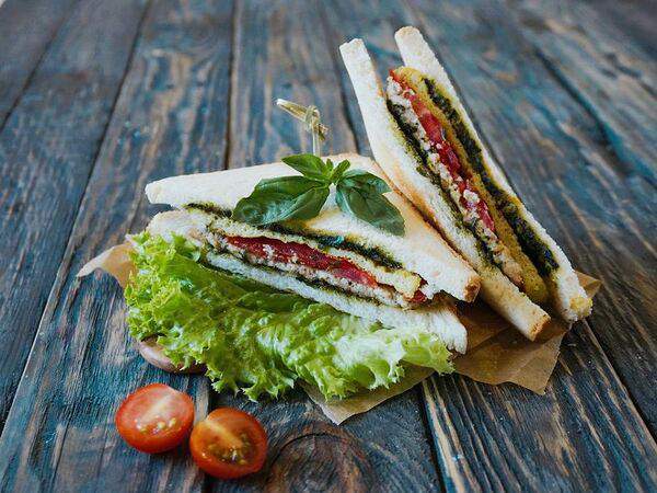 Бар здоровых привычек - Сэндвич с курицей и соусом песто