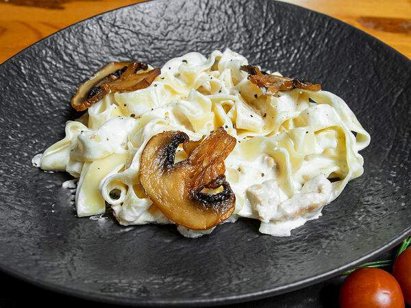 Тот самый бар - Феттуччине с ветчиной и курицей