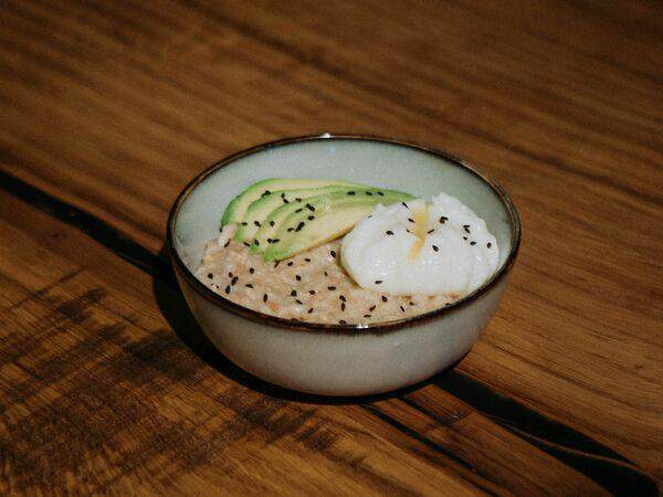 Будь умницей - Каша овсяная с авокадо и яйцом пашот