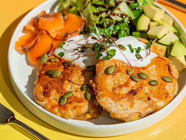 Zanoza Open Bar - Чили панкейки с лососем