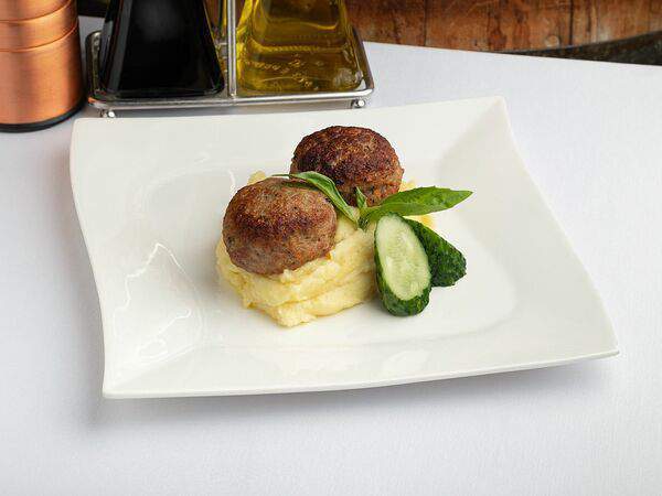 Ресторан Метрополь - Котлеты домашние с булгуром, вялеными томатами и тартаром из огурца