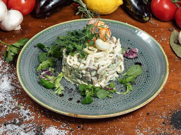 Хмель - Салат с кальмаром, жареными грибами и креветкой