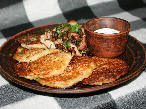 У Янки - Драники с грудинкой и грибами