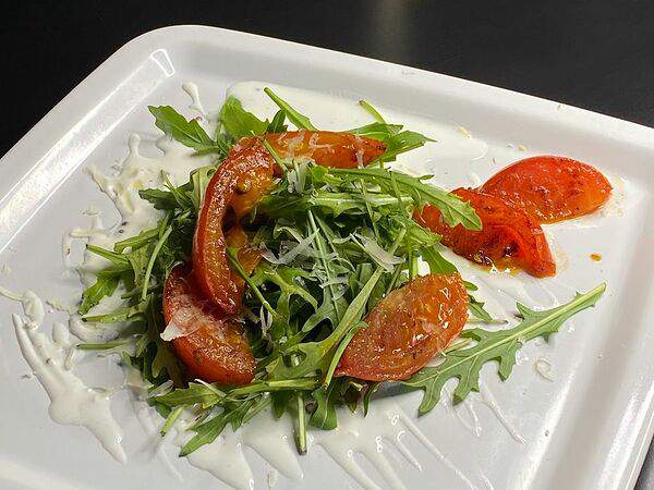 Milbo - Руккола, помидор, йогуртовая заправка