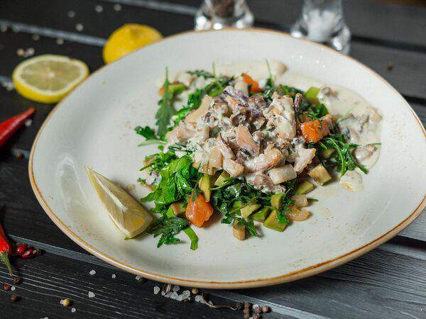 Миндаль - Салат с семгой и морепродуктами