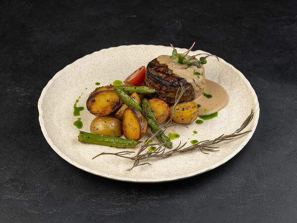 Театральный буфетъ - Филе миньон с молодым картофелем и спаржей в грибном соусе