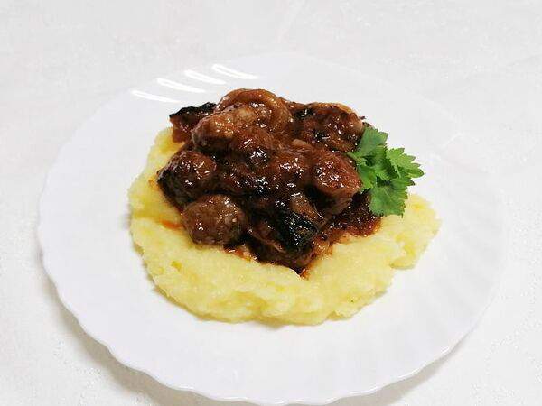 Три правила - Пряные фрикадельки с луком, базиликом и томатным соусом