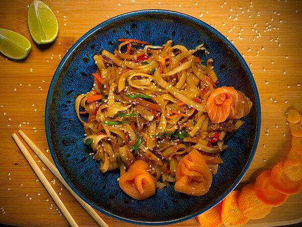 Мураками - Вок с лососем в сливочном соусе