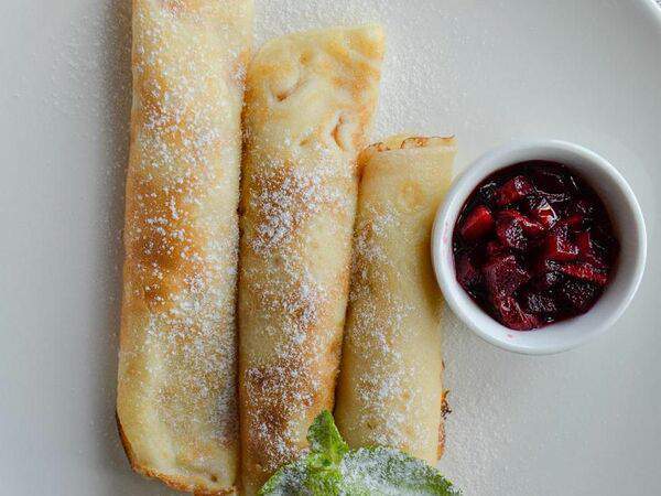 Traveler's coffee - Блин с творогом и вишневым соусом