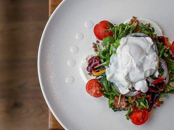 Gagarin Gastro Bar - Салат с домашним сыром, рукколой, беконом и яйцом пашот