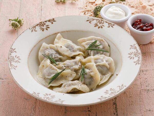 Катюша - Пельмени с олениной и брусничным вареньем