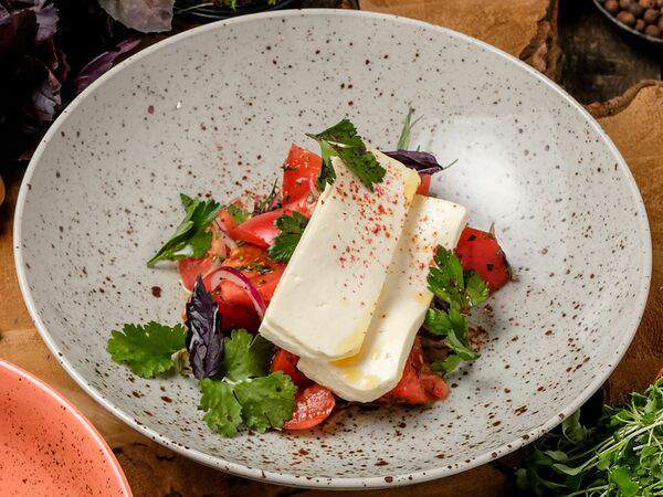 Хачапури и вино - Салат из томатов с красным луком и тархуном