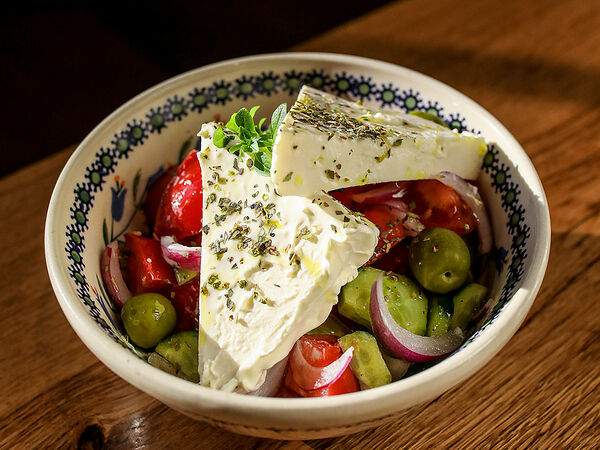 Сыроварня - Салат из помидоров и огурцов с брынзой