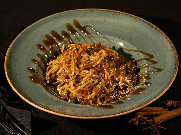 Нормальный Бар - Лапша удон с говядиной и овощами в соусе терияки