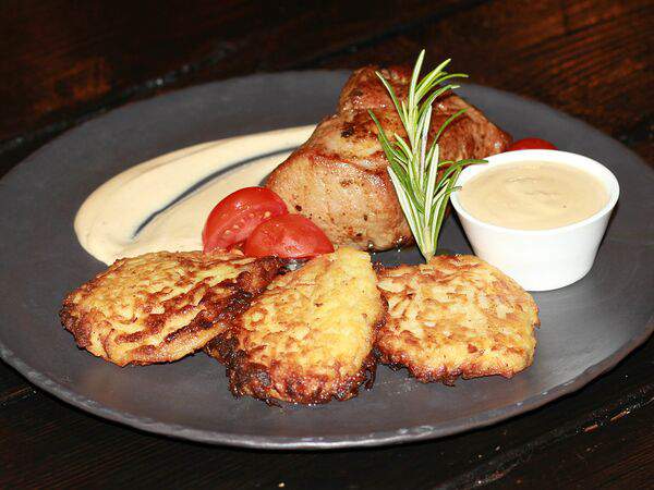Забой - Свиная вырезка с перечным соусом и драниками