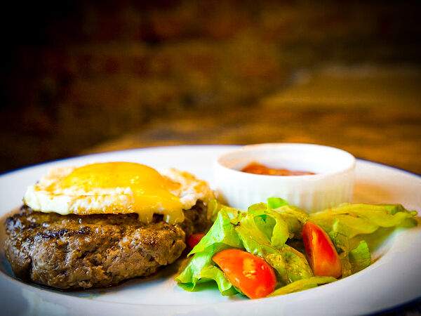 Gastro Pub Hooligans - Бифштекс с глазуньей