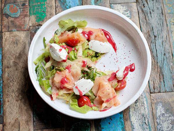 Coffee Room - Салат с лососем, крем-сыром и малиновой заправкой