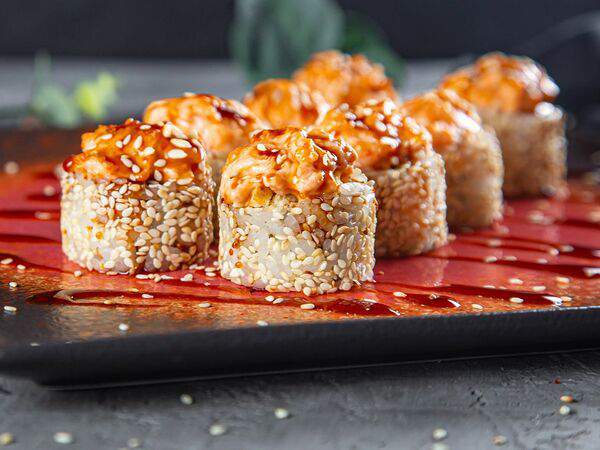 Sailor Moon - Ролл с лососем в кунжуте