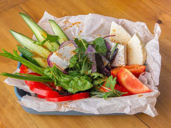 Хлебсоль - Корзинка из свежих овощей, зелени и сыра