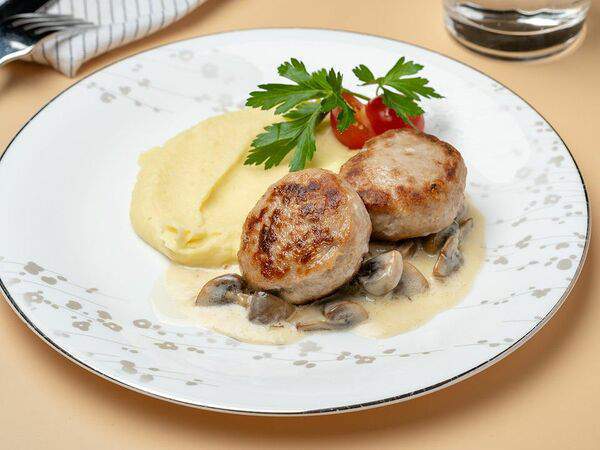 Гранд Буфет - Домашние мясные котлеты с грибным соусом и пюре