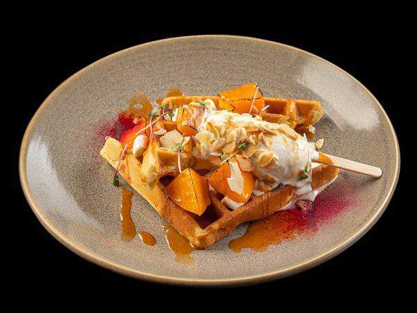 Café Brasserie - Вафля с сезонными фруктами и мороженым