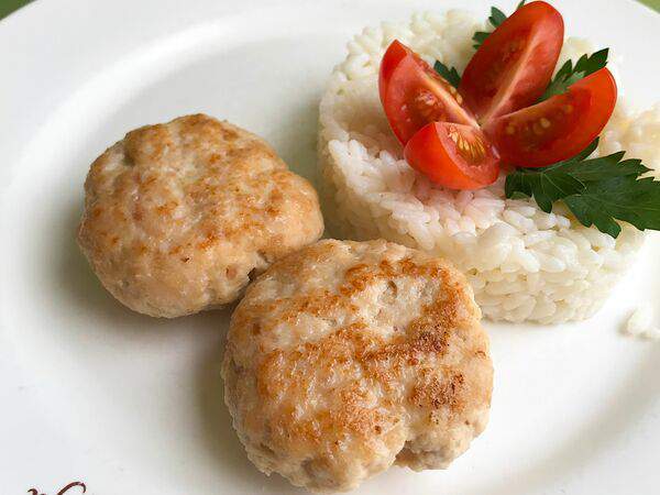 Матильда - Котлетки куриные, гарнир - рис