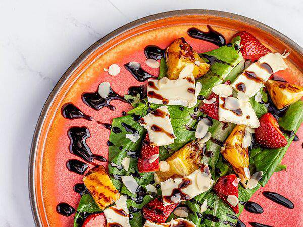 Кофе Репаблик - Летний салат с клубникой и сыром Бри