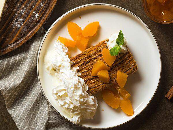 Чайхана Обишир - Медовик с карамелизированным персиком