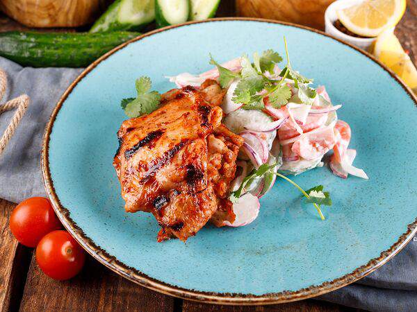 Фьюжн - Голень цыпленка с салатом по-деревенски